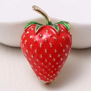 ブローチ 苺 いちご イチゴ ストロベリー エナメル仕上げ 赤 レッド かわいい 可愛い キュート アクセサリーピン