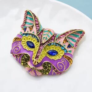 ブローチ 猫マスク カラフル アンティーク風 キラキラ ビジュー かわいい 可愛い キュート パーティ アクセサリーピン