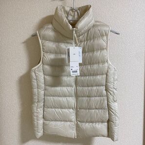 ダウンベスト M タグ付き UNIQLO ユニクロ ウルトラライトダウンベスト M ホワイト 収納袋付き