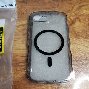 iPhone 16e 用波形クリアケース ラメ入りブラック マグセーフ対応