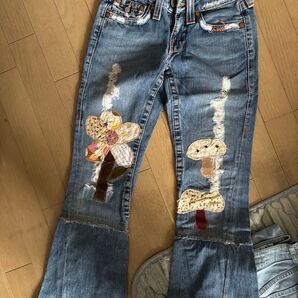 TRUE RELIGION フレアデニム ジーンズ 花柄キノコ刺繍 ダメージ加工