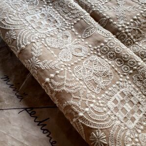 819【forest tile】ミナペルホネン 刺繍リネン生地 はぎれ ライトベージュ×ホワイト 約半巾75(耳込)×46.5cm