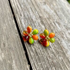 チェコドロップで花ピアスorイヤリング(オレンジグリーンイエローストライプ&オレンジイエローコート)