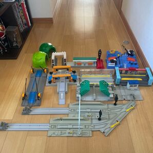 プラレール 踏切 車両基地 駅 トンネル 信号 、等のセット