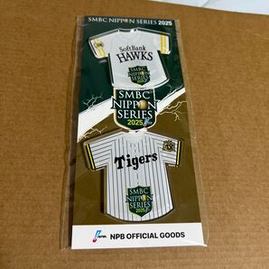 SMBC日本シリーズ2025 阪神タイガース対ソフトバンクホークス アクリルユニフォームピンバッジ 2個セット