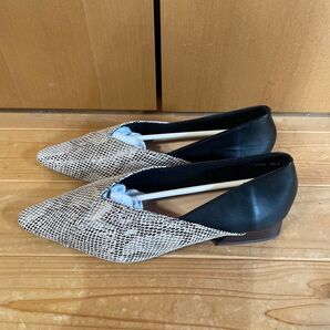 EVOL Vカットポインテッドスタックヒールパンプス