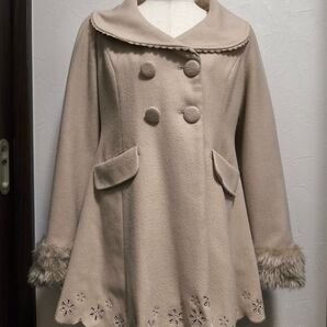 an another angelus/アンアナザーアンジェラス/ファー付Aラインコート/スカラップ/ベージュ