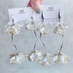 シルバー ウェーブ ホワイト フラワー ピアス イヤリング 大ぶり 揺れる ブライダル 結婚式 ウェディング 花びら ステンレス
