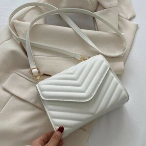 ミニシェブロンキルト フラップ スクエアバッグ バッグ ショルダーバッグ シンプル お洒落 軽量 ホワイト341546