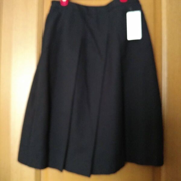 未使用タグ付き アシンメトリーひざ丈スカート 黒 ブラック タックフレアスカート フレアー 後ろゴムウエスト イーハイフン