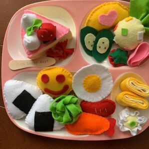 フェルトおままごと★スマイルランチケーキ付ハンドメイド食べものキッチンごっこ遊びクリスマスお祝い出産お孫さんプレゼントお弁当ランチ