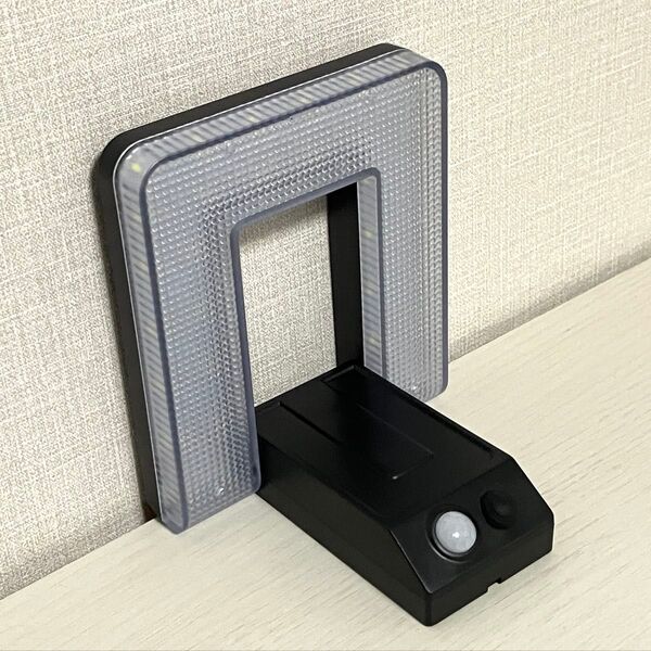 折り畳み式屋外ソーラーライト 人感センサー IPX6防水 3つの照明モード 自動点灯 太陽光充電 壁掛けライト 防犯ライト