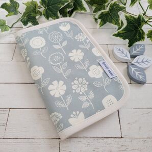 お薬手帳ケース フラワーガーデン くすみミントグリーン ハンドメイド