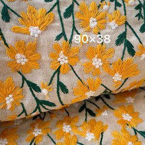 s3-hy▼90×38cm▼コットンリネン刺繍生地▼フラワー イエロー マーガレット 総柄刺繍 立体感 黄地 大人可愛い