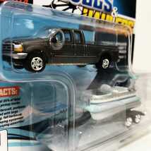 JohnnyLightningジョニーライトニング/'04 Fordフォード F-250 灰&ボート 1/64_画像1