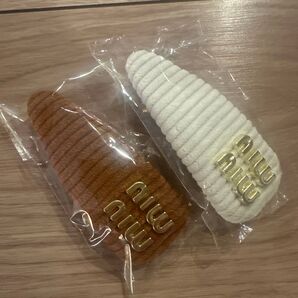miuロゴが特徴的なモコモコタイプヘアクリップセット白と茶色