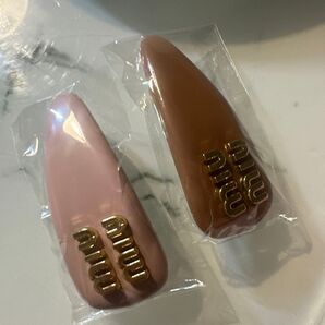 miuロゴが特徴的なヘアクリップセットピンクと茶色