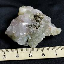 水晶上の葡萄石（プレーナイト）・30g（中国産鉱物標本）_画像2