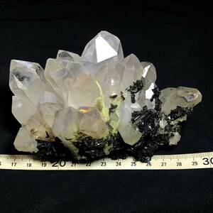 緑簾石と水晶・561g（中国産鉱物標本・四川省産）