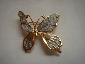 シルバー＆ゴールド　きれいな蝶のブローチ