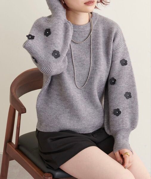 ナチュラルクチュール お花モチーフ袖ニット グレー バルーン袖