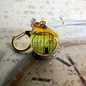 【夕焼けを見る猫】 球体チャーム キーホルダー (大きさ約2.4cm) バッグチャーム