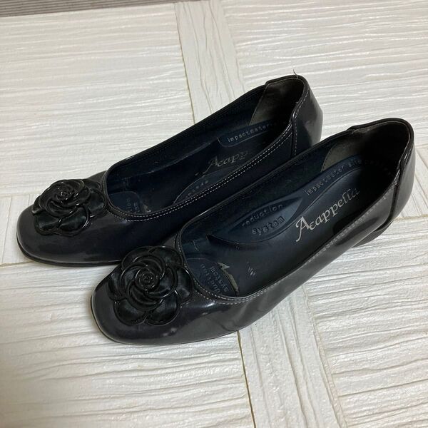 黒パンプス 22㎝3E エナメル ブラック バラの飾り