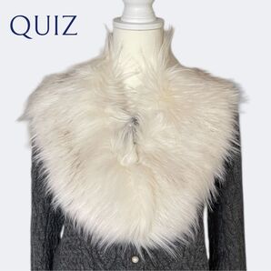 新品未使用 QUIZクイズ 秋冬お洒落オフホワイトフェイクファー、ファーショールフック付き ONEサイズ