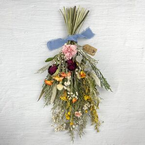 カーネーションとバラの彩りドライフラワースワッグ 48cm