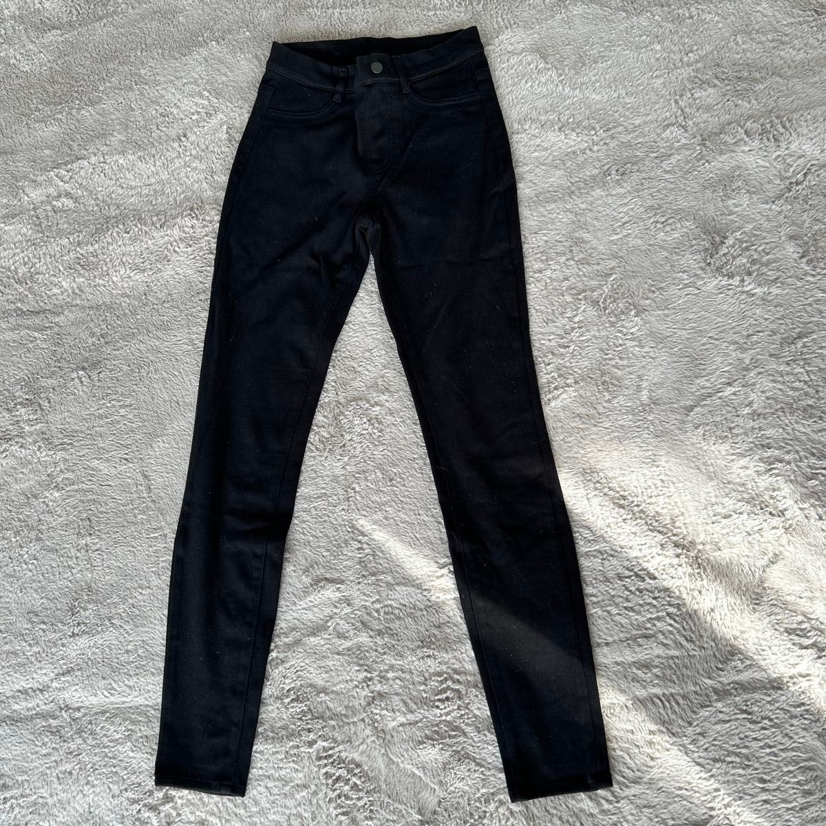 ユニクロ　ストレッチ素材　スキニーパンツ ブラック カジュアル シンプル　右後ろ(ふくらはぎ辺り)にほつれ有　Sサイズ　動きやすい