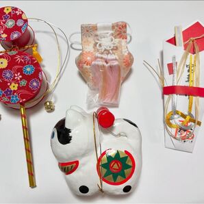 格安!【新品美品】お宮参り小物4点セット 女の子 扇子(赤) でんでん太鼓 犬張子 お守り袋(金蘭)ピンク色 NO.6