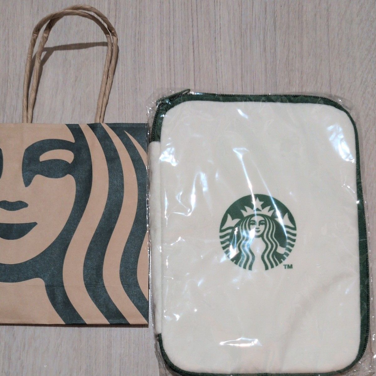 2024スタバ福袋　リバーシブルマルチケース