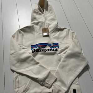 【新品未使用】patagonia アップライザルフーディー XSサイズ