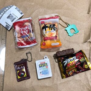 食べ物カプセルトイ5個セット ブラックサンダー 十勝バタースティック ペヤング 松茸の味お吸いもの ソフトサラダ まとめ ガチャ