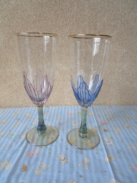 #KAMAY「金彩 ブルー&パープルの花のような細工がしてあるペアワイングラスセット」~箱付き