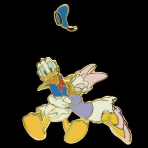  Disney Donald & daisy pin badge Disney store production end goods new goods 