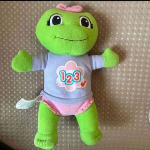 しゃべるカエルのぬいぐるみ リリー 高さ約22cm 数字を英語で歌うぬいぐるみ 知育玩具 赤ちゃんのおもちゃ