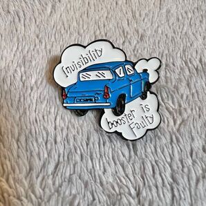 ピンバッチ バッジ 透明ブースターの効かない空飛ぶ車 フォード・アングリア