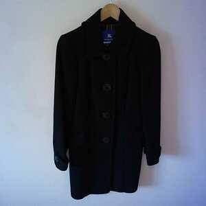バーバリーブルーレーベルのステンカラーコート。裏地のバーバリーチェックがかわいいです。ブラックなので使いやすい！サイズ38