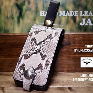 ハンドメイド/パイソン iPhone 12ケース ベルトフォルダー付き