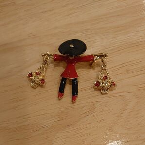 ラインストーンブローチ