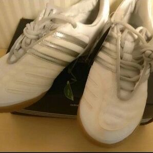 ■訳あり■新品未使用■adidas■アディダス フットサルシューズ■23/運動靴 体育館シューズ 普段履きにも。。送料無料匿名配送