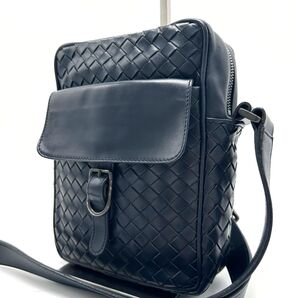 美品 Bottega Veneta ボッテガヴェネタ イントレチャート ショルダーバッグ 斜めがけ レザー ネイビー メンズ タグ
