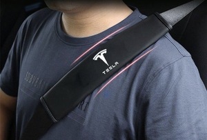 テスラ/ Tesla　黒皮シートベルトパッド