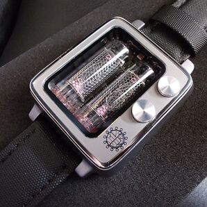 【新品】NEONWORKS BACKTOFUTURE 2 Nixie Tube Watch ニキシー管 腕時計 チタニウム チタン