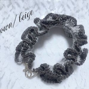 ハンドメイド 手作り 編み物 編み ハンドストラップ スマホストラップ 茶 ブラウン ベージュ 薄茶 コットン フリル ふりふり