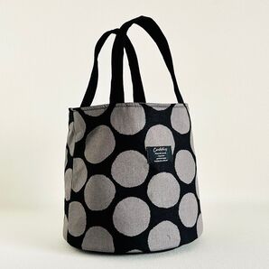 ハンドメイド 黒色底板付き 黒色地 グレー色の大きなドット柄 丸底トートバッグ♪