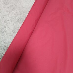 きれいな赤の生地(1メートルの金額です。)しっかりしたシャキッとした生地です