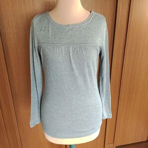 ライトグレー トップス