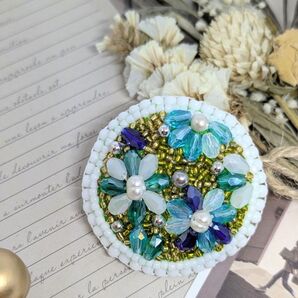 淡水パールビーズ刺繍 万花鏡凛冬の花ブローチ 一点物限りハンドメイド